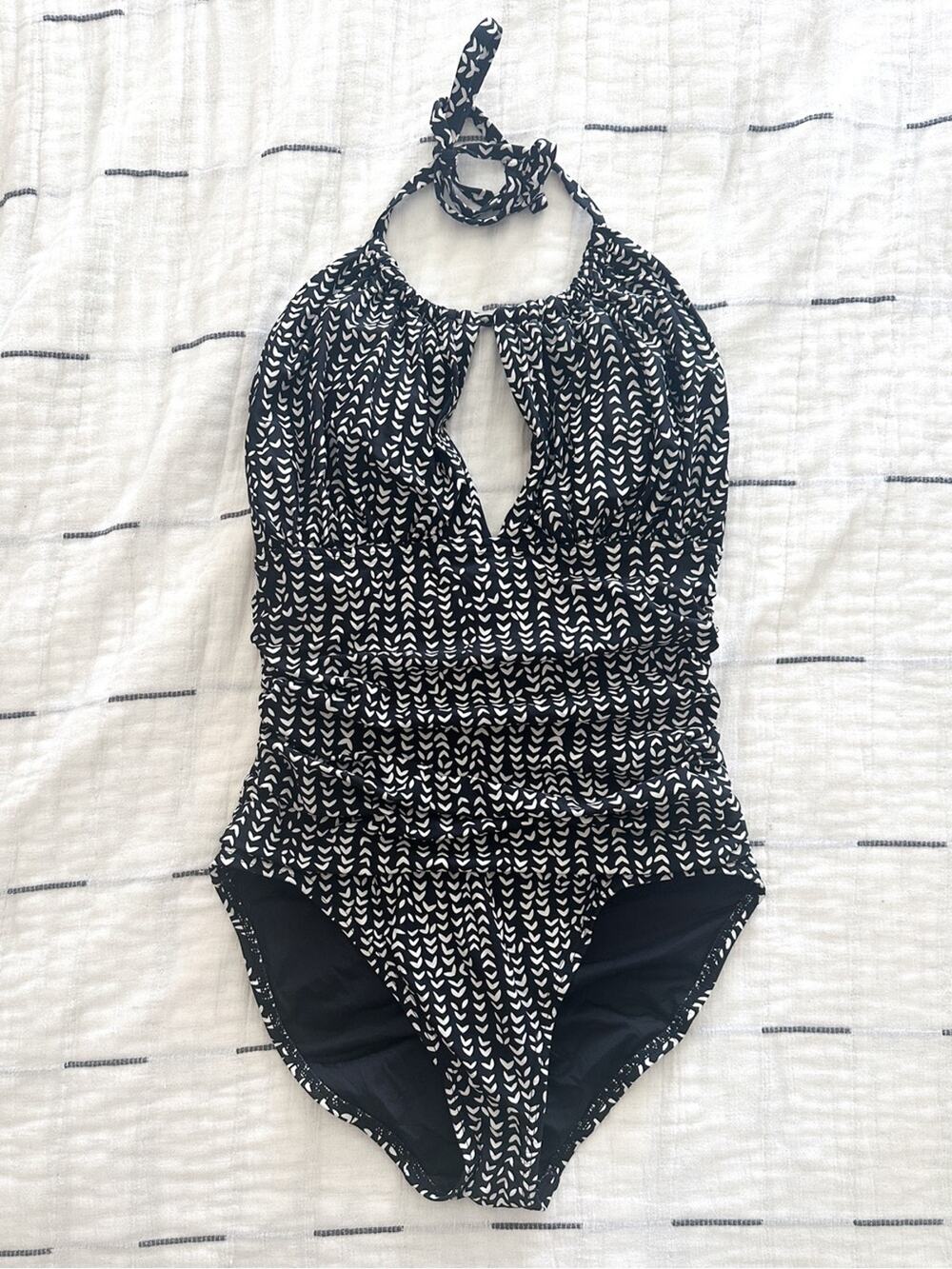 La Blanca One-Piece Swim SIZE 6 High Neck Keyhole Halter Black White Pattern